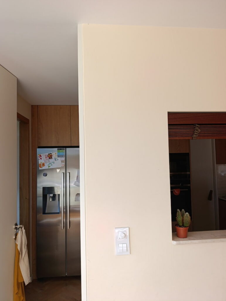 07 source interieur mur clair